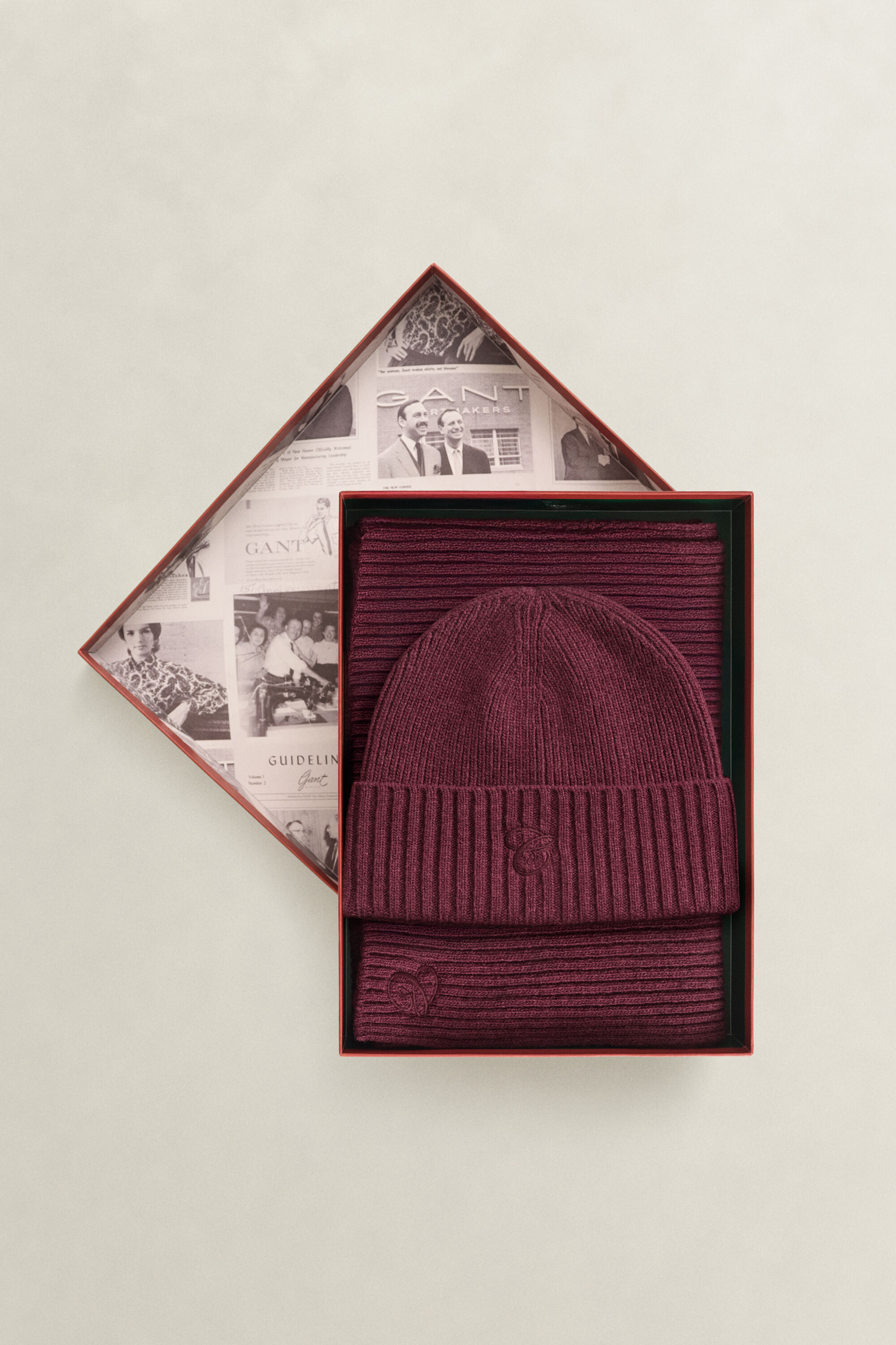 Schal und Beanie mit Stickerei im Geschenkset