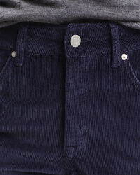 Cordjeans mit ausgestelltem Bein