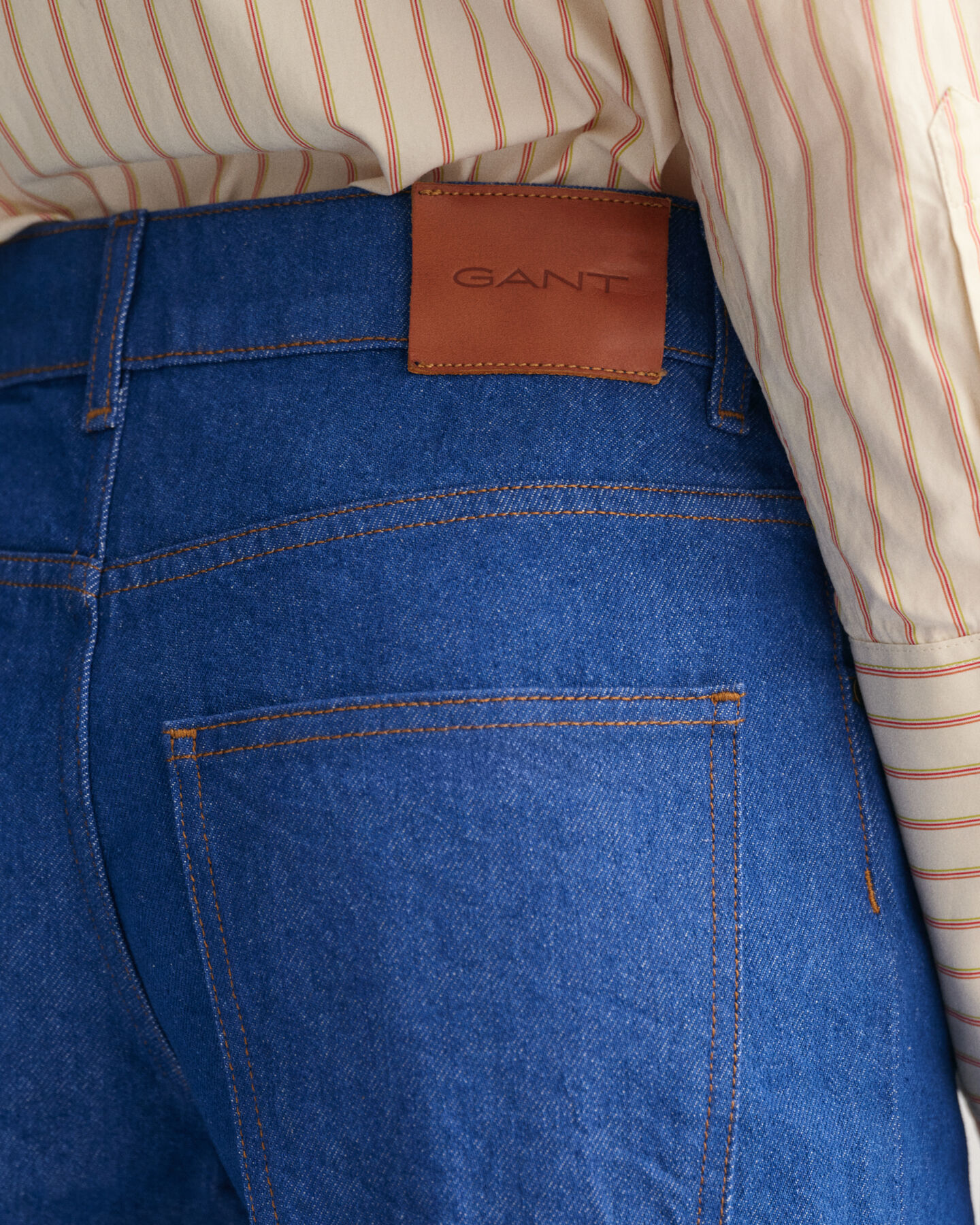 Leuchtblaue Jeans mit weitem Bein