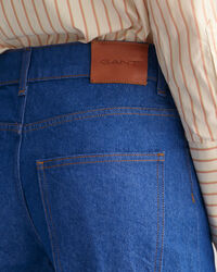 Leuchtblaue Jeans mit weitem Bein