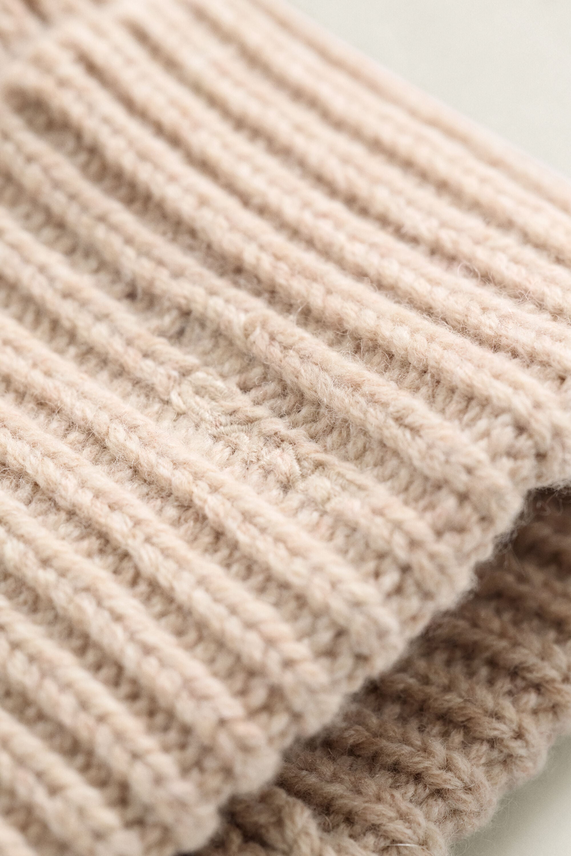 Gerippte Beanie aus Woll-Kaschmir-Mix