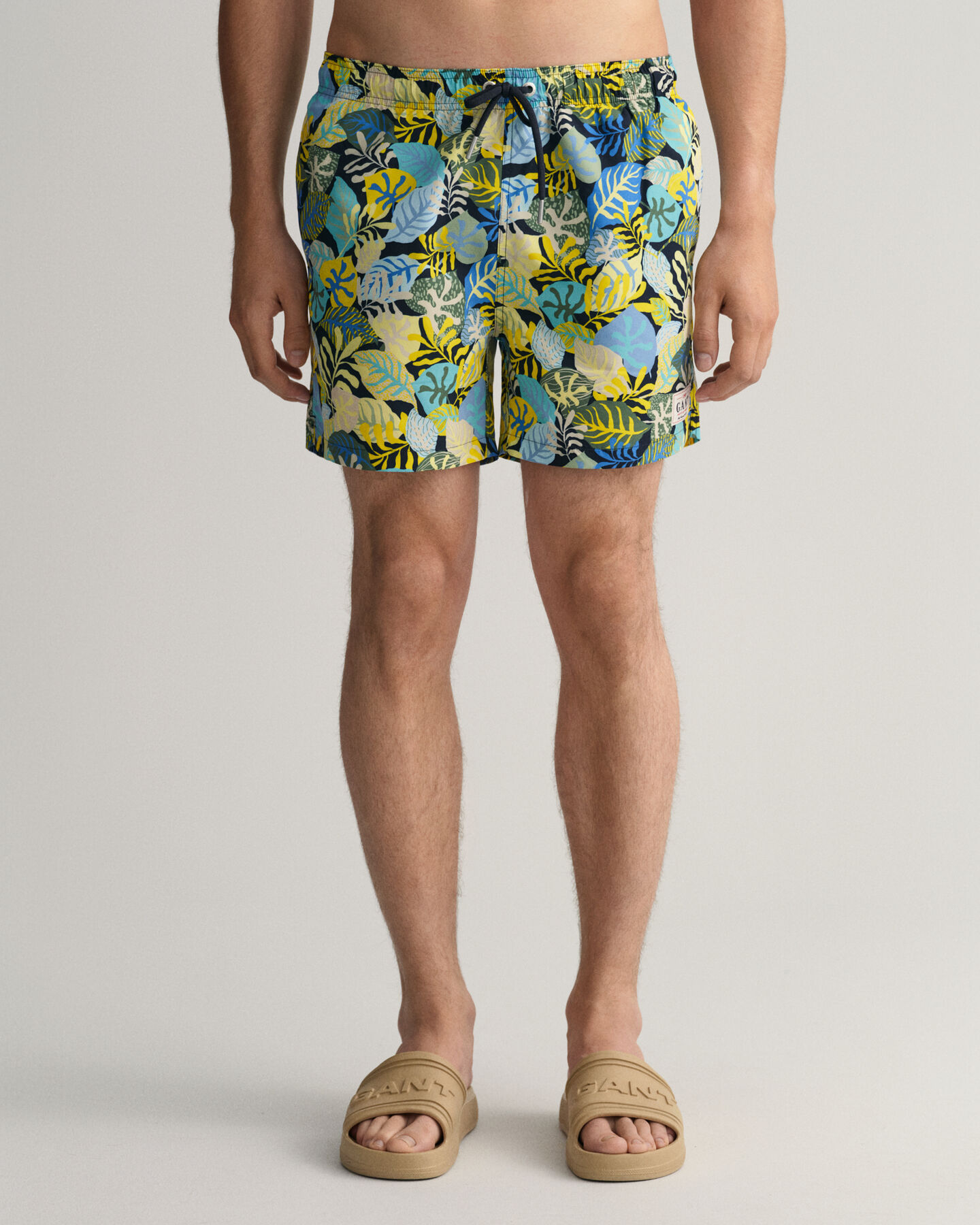 Classic Fit Badeshorts mit tropischem Print