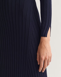 Geripptes Rundhalskleid