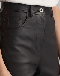 Verkürzte Lederhose mit hohem Bund