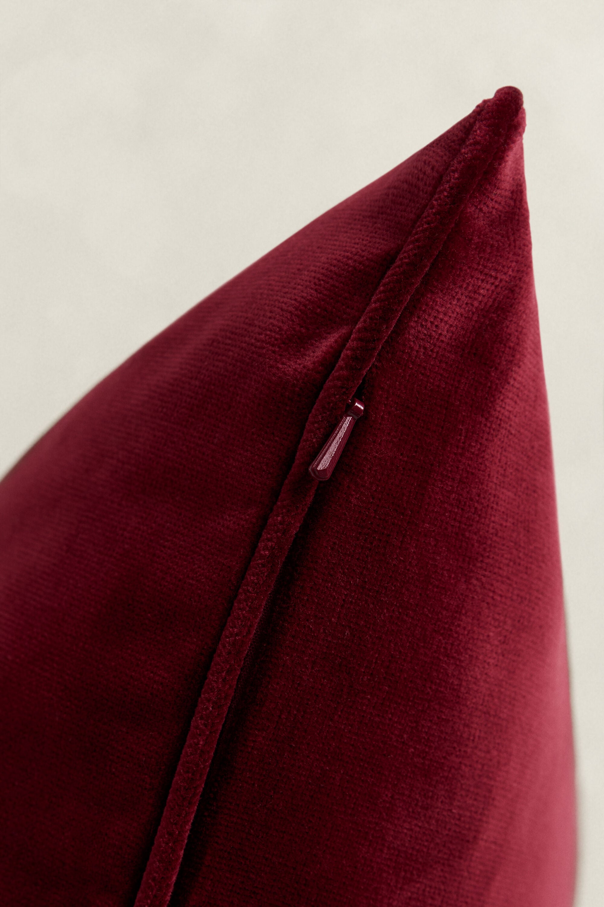 Kissenhülle aus Samt — VIBRANT BURGUNDY