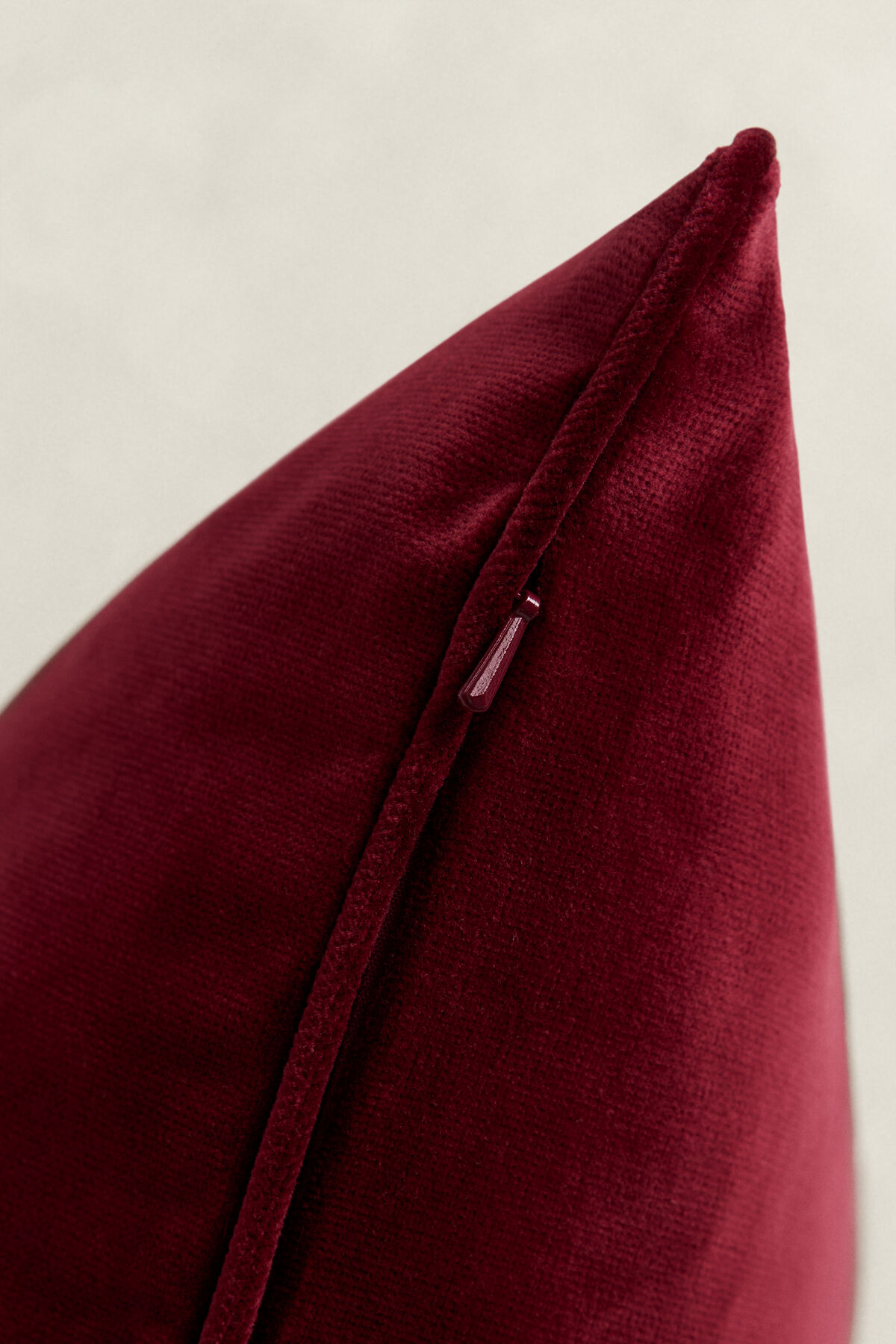 Kissenhülle aus Samt — VIBRANT BURGUNDY