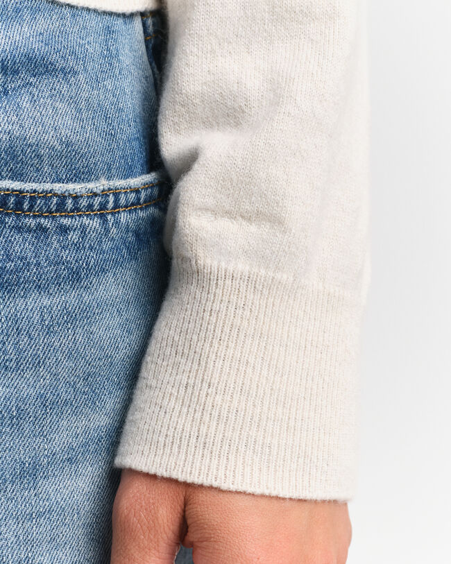 V-Neck Pullover mit Kontrasten