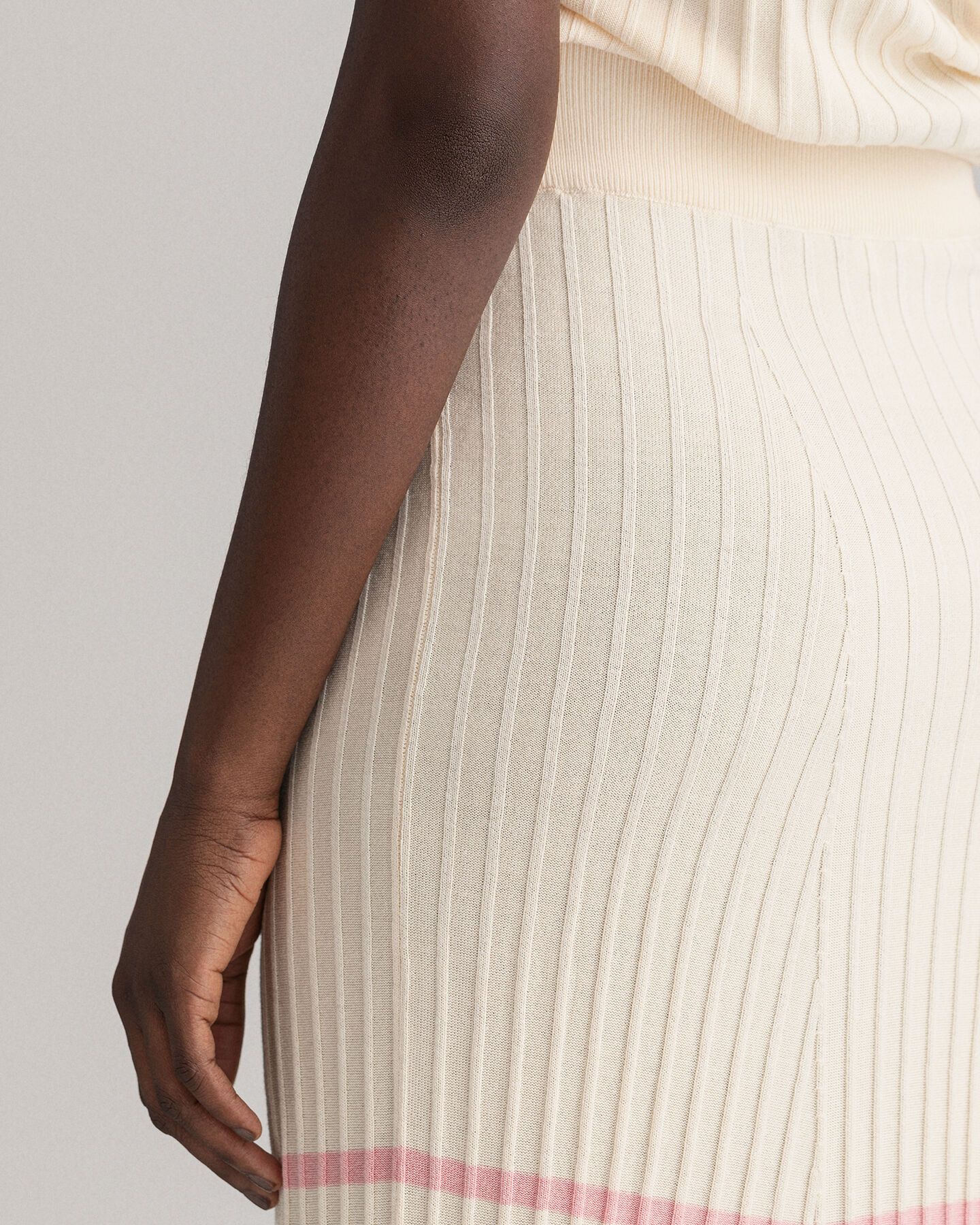 Rippstrick-Rock mit Streifen