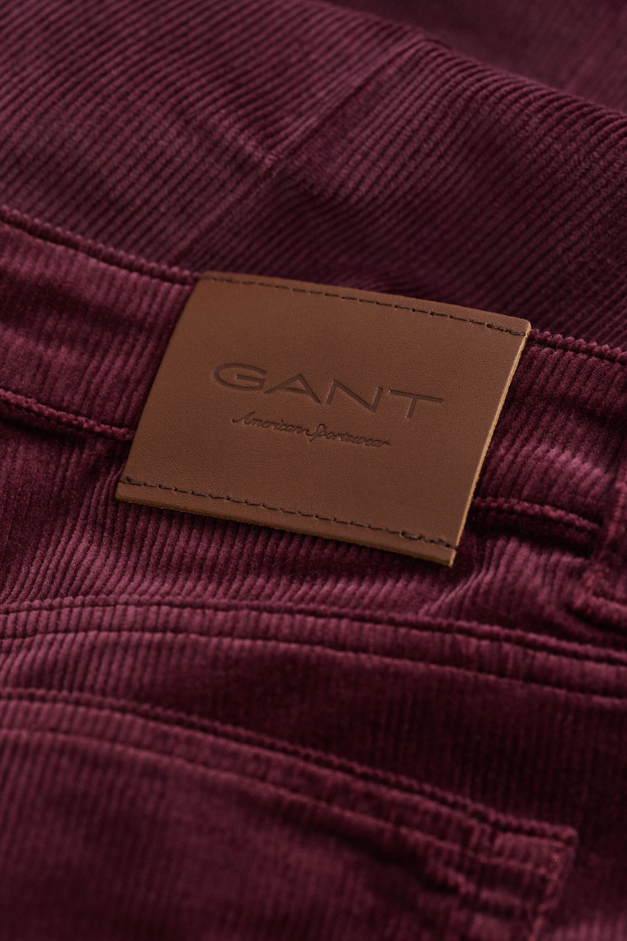 Cordjeans mit ausgestelltem Bein
