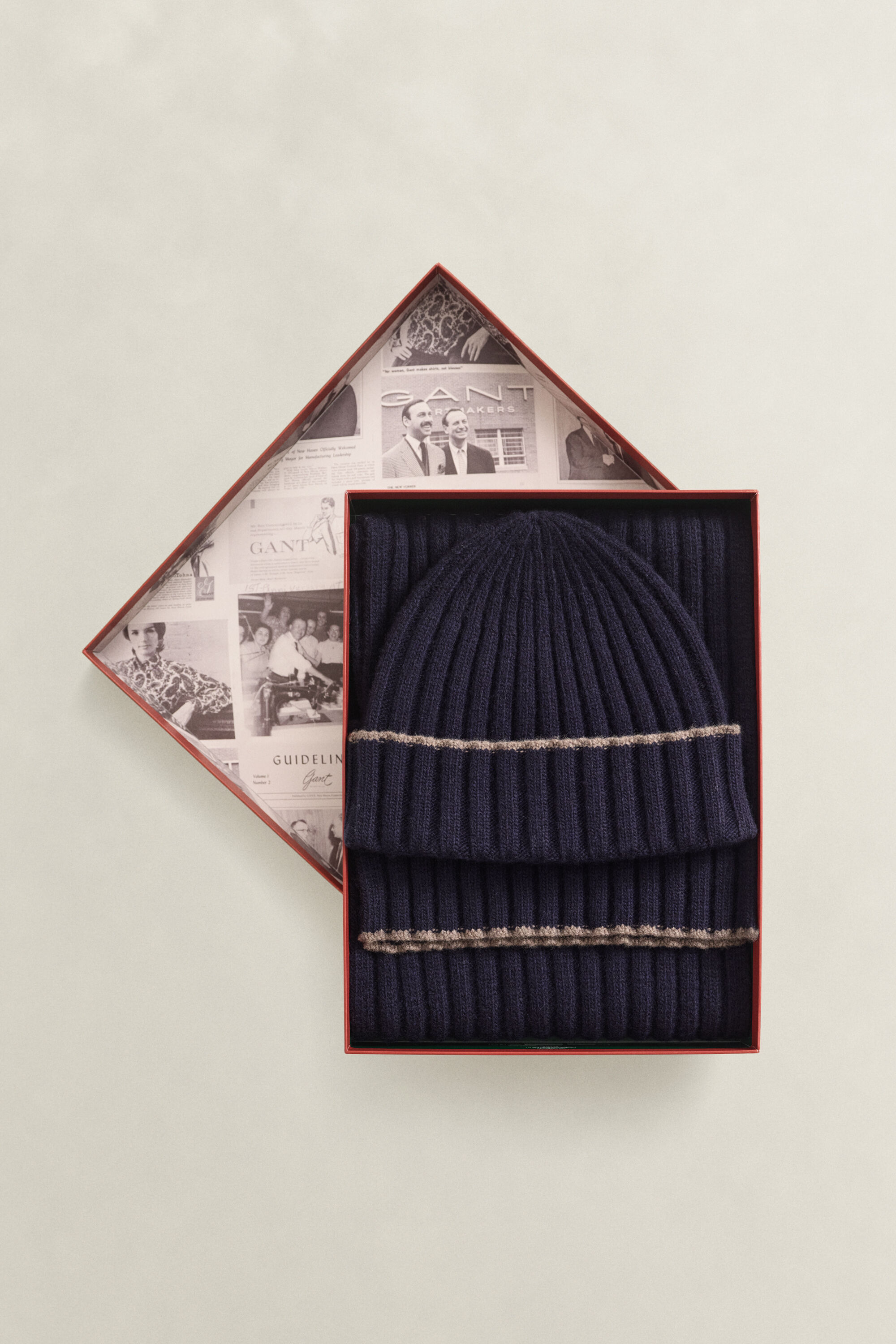 Schal und Beanie mit Randstreifen im Geschenkeset