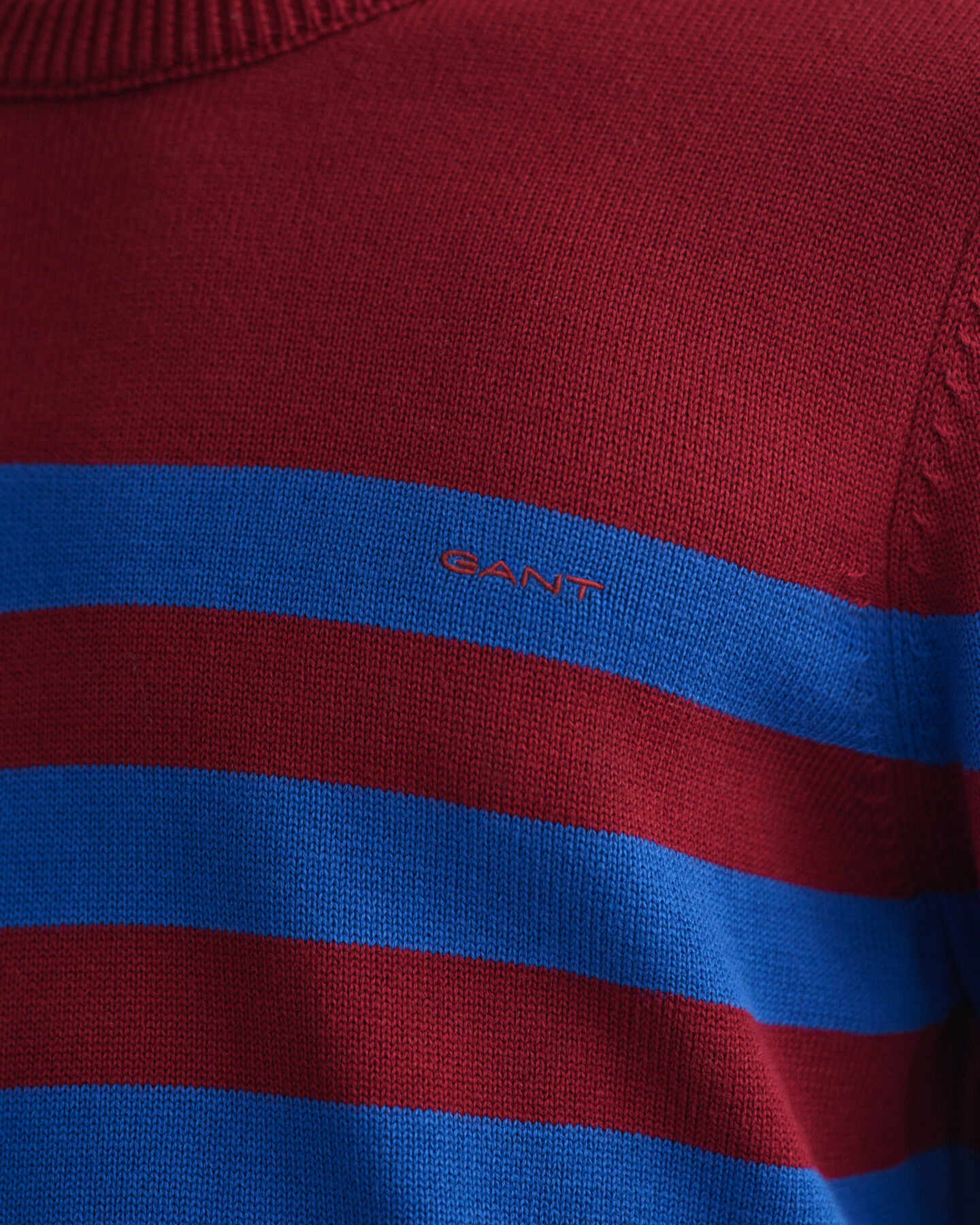 Rundhalspullover mit Marinestreifen