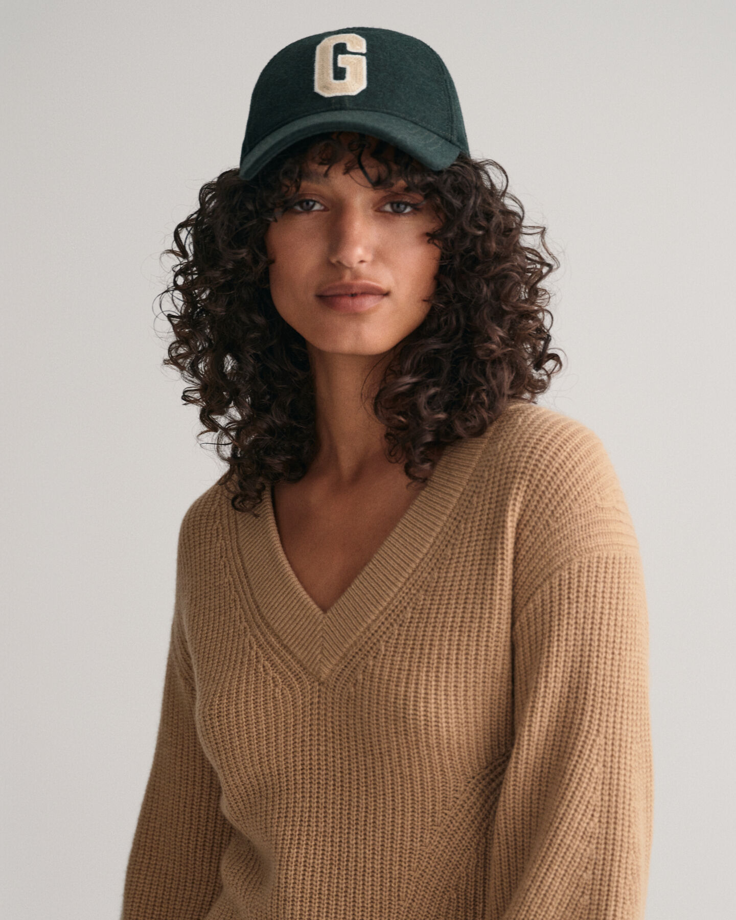 Geripptes Wollkeid mit V-Ausschnitt