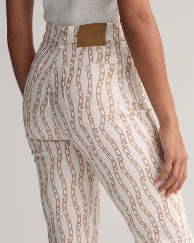 Verk&uuml;rzte Jeans mit Kettenprint