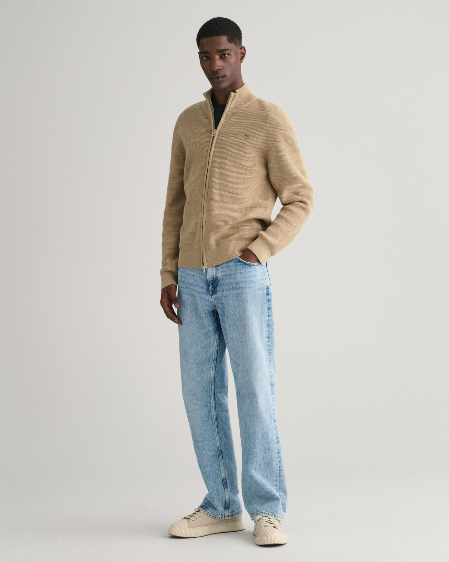 Gestreifte Strickjacke aus strukturierter Baumwolle mit Rei&szlig;verschluss