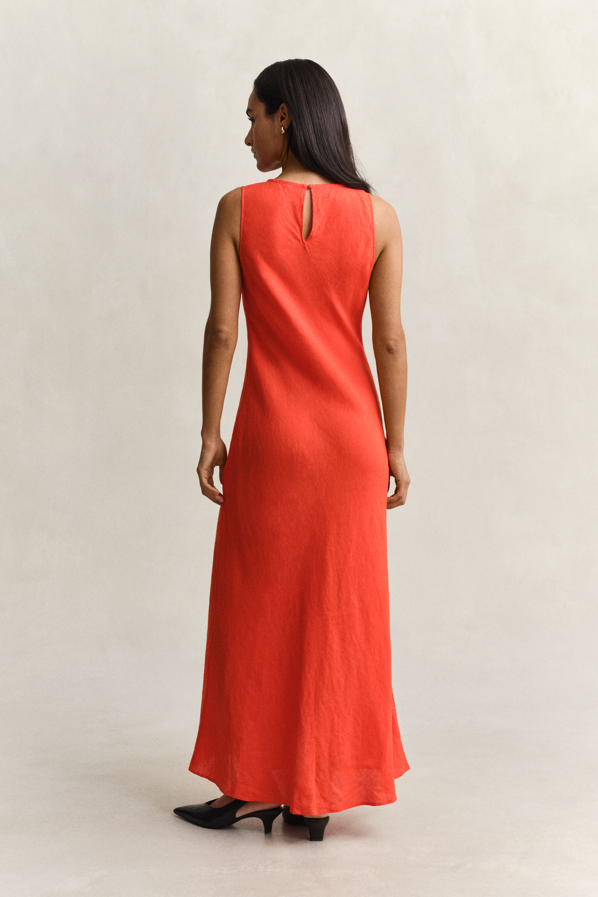 Schräg geschnittenes Midikleid aus Leinen