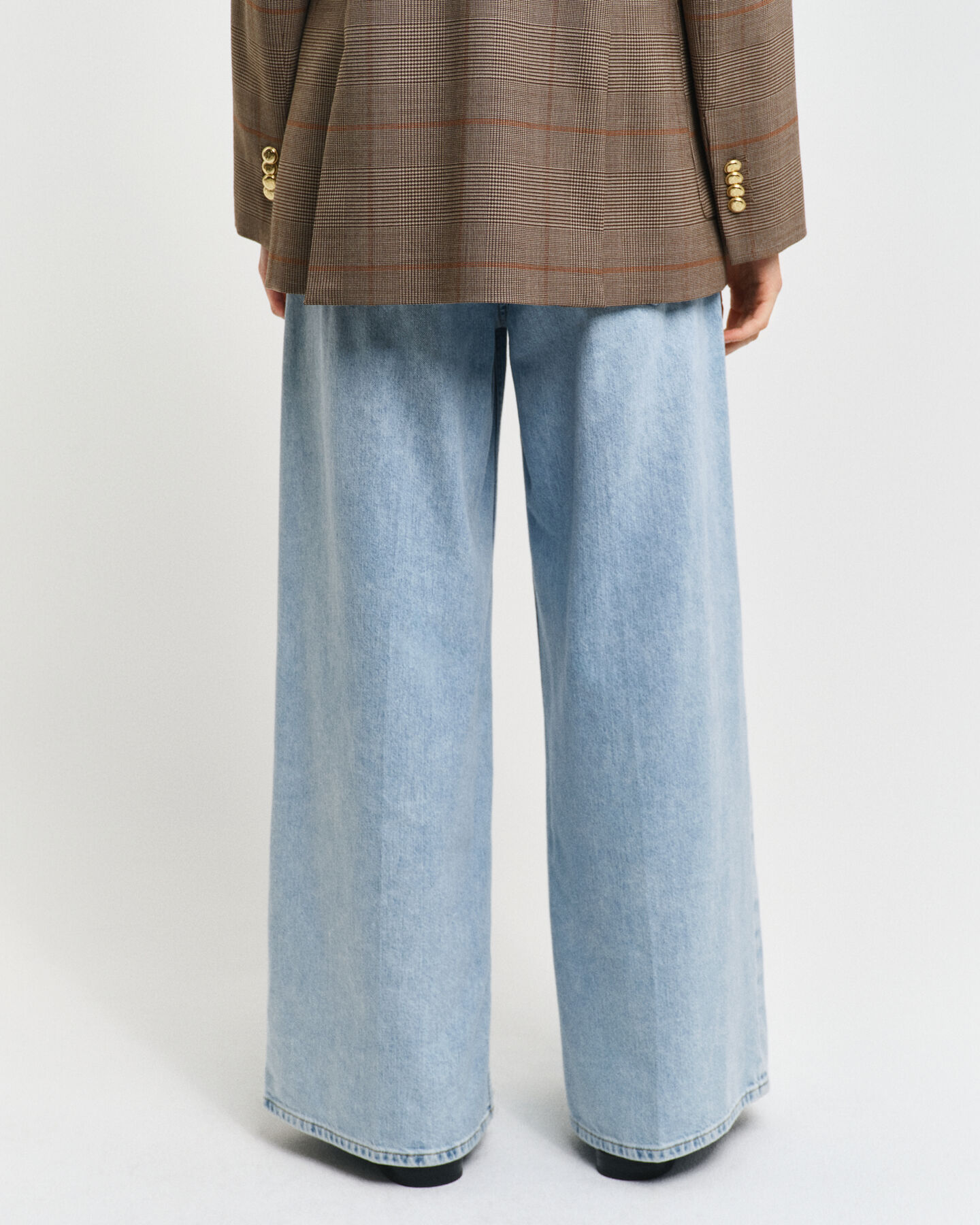 Jeans mit weitem Bein und Falten