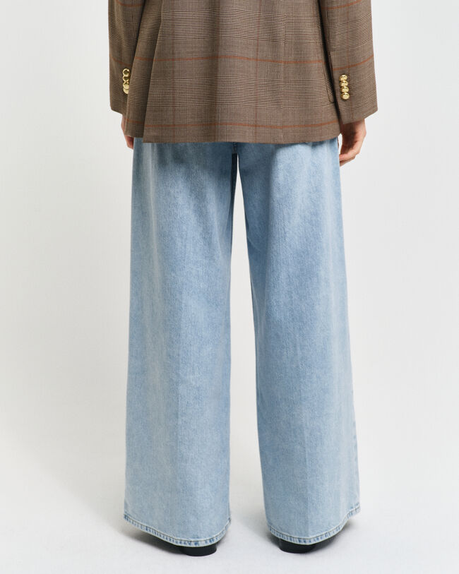 Jeans mit weitem Bein und Falten