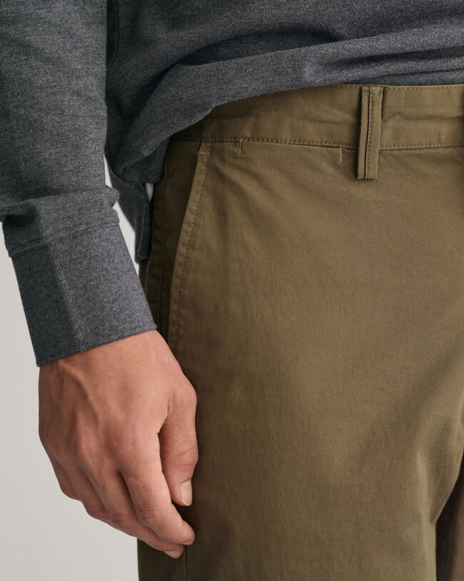 Schmal zulaufende Twill Chinohose