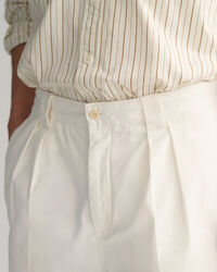 Twill-Chinoshorts mit Bundfalten