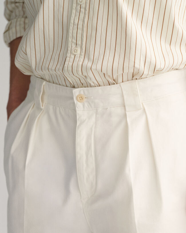 Twill-Chinoshorts mit Bundfalten