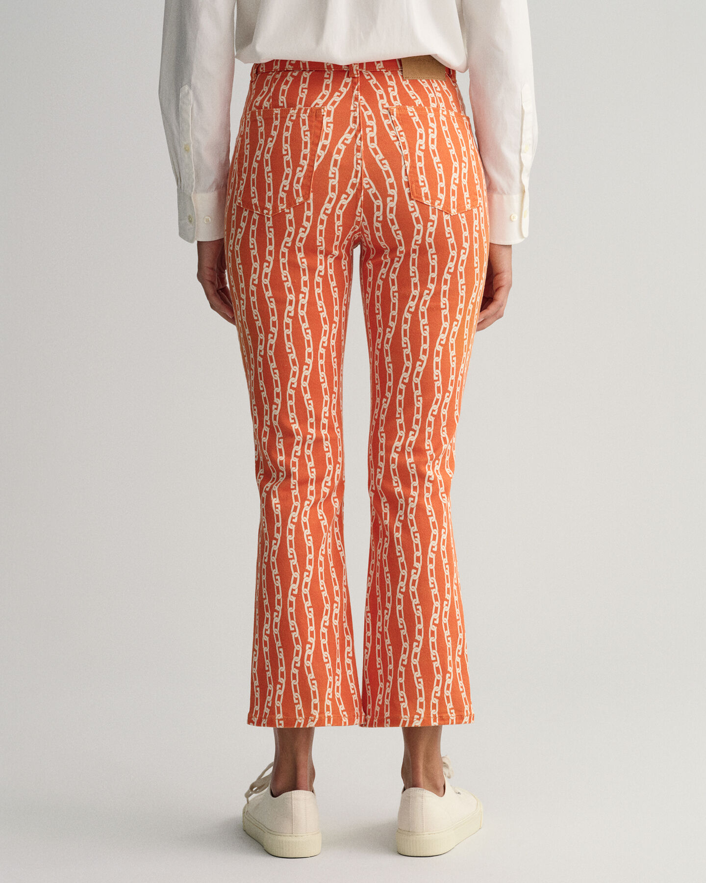 Verk&uuml;rzte Jeans mit Kettenprint