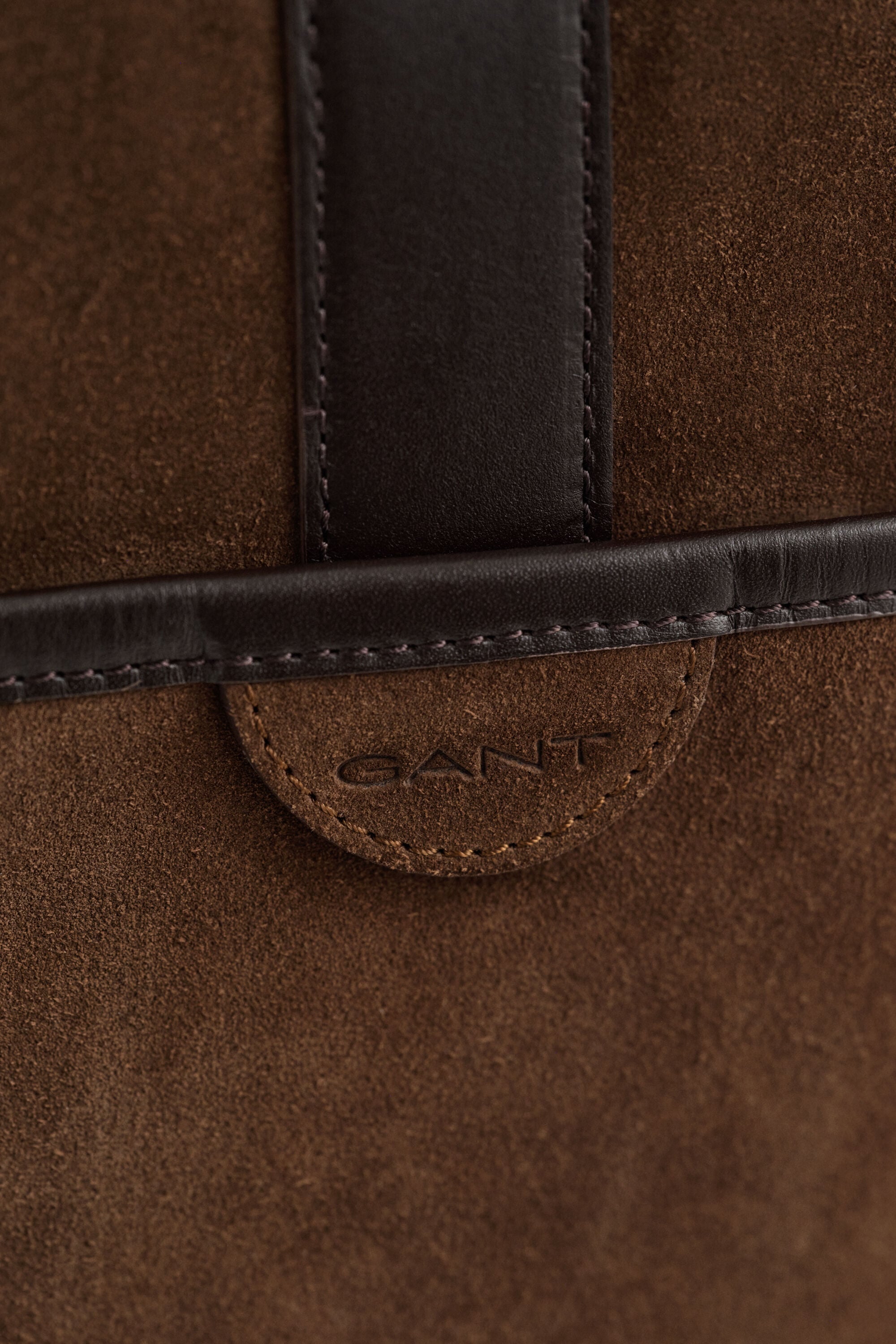 Schultertasche aus Veloursleder