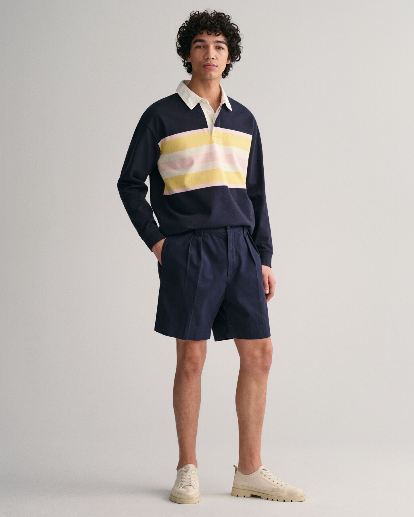 Twill-Chinoshorts mit Bundfalten