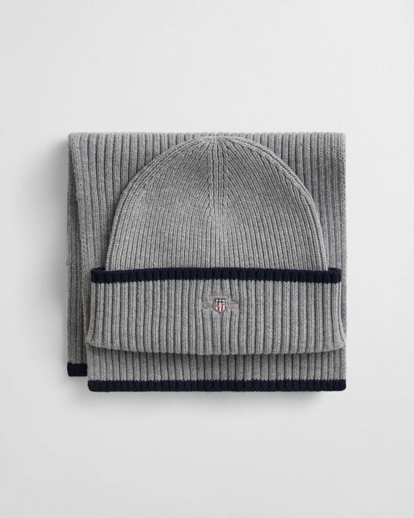 Essential Beanie und Schal im Geschenkset