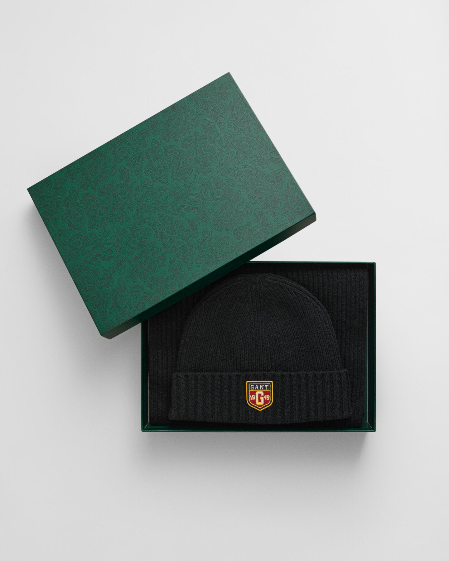 Badge Beanie und Schal aus Wolle im Geschenkset