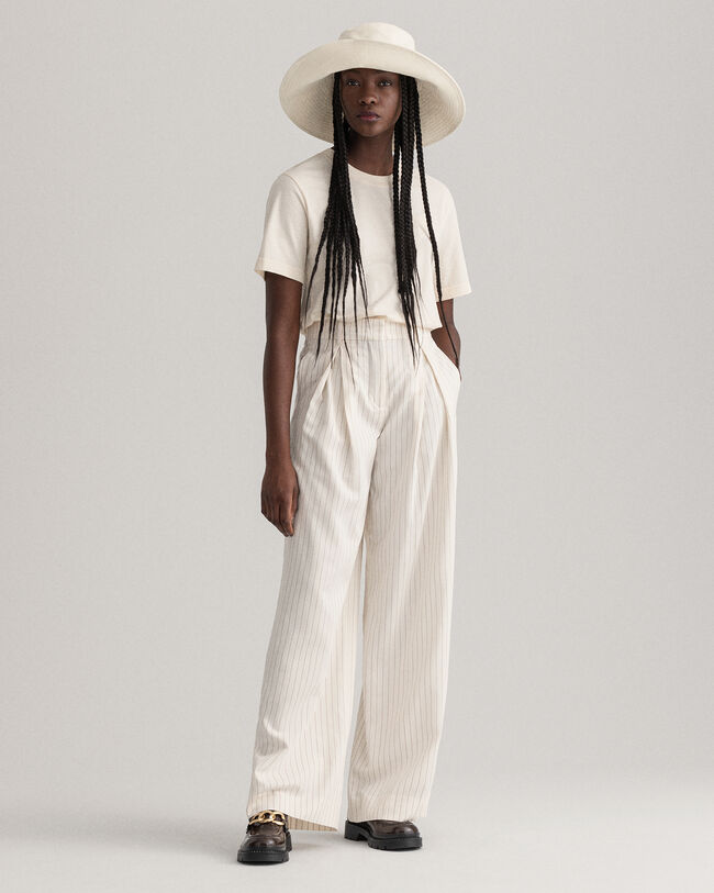 Nadelstreifenhose mit Falten und weitem Bein