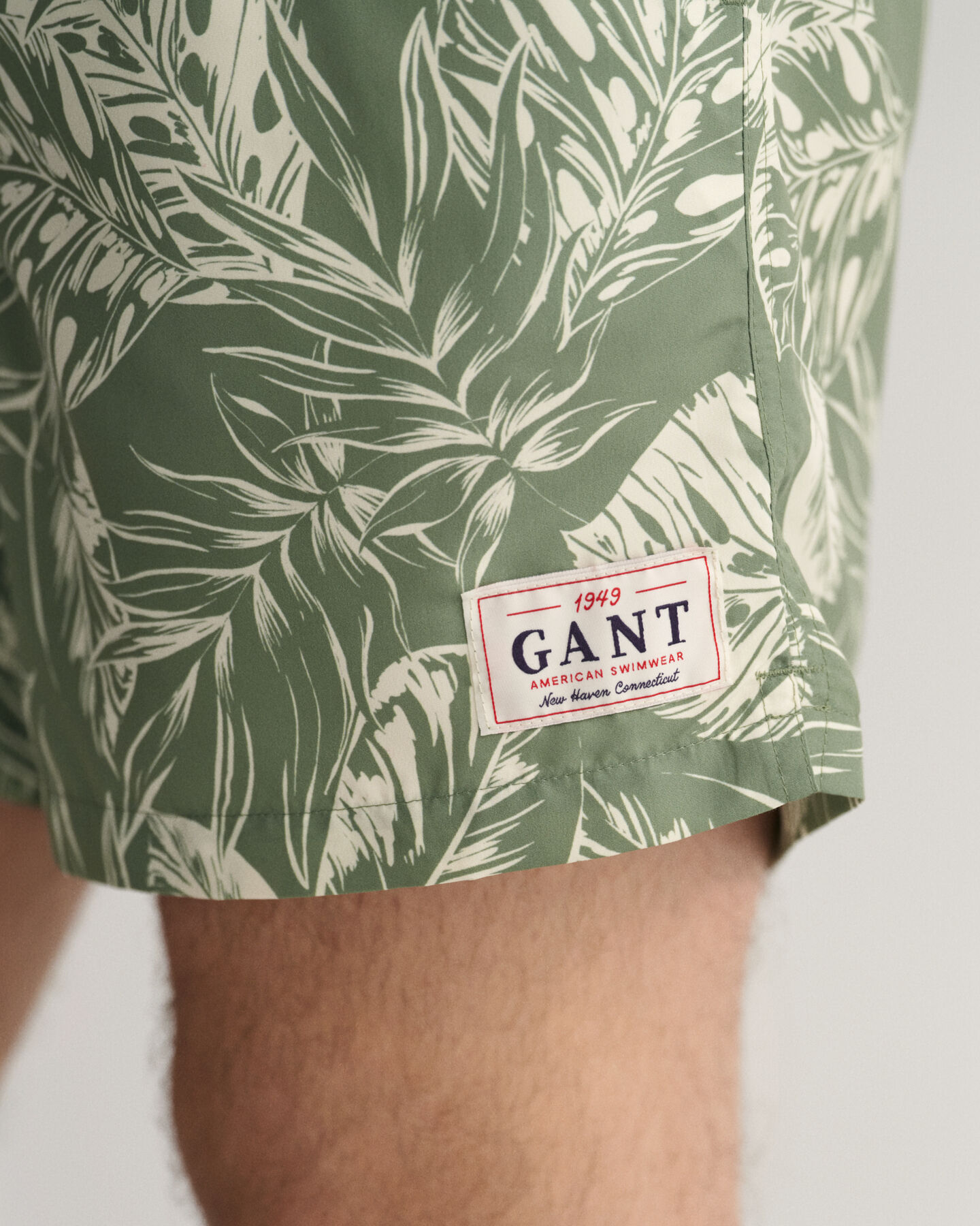 Classic Fit Tropical Leaves Badeshorts mit Print