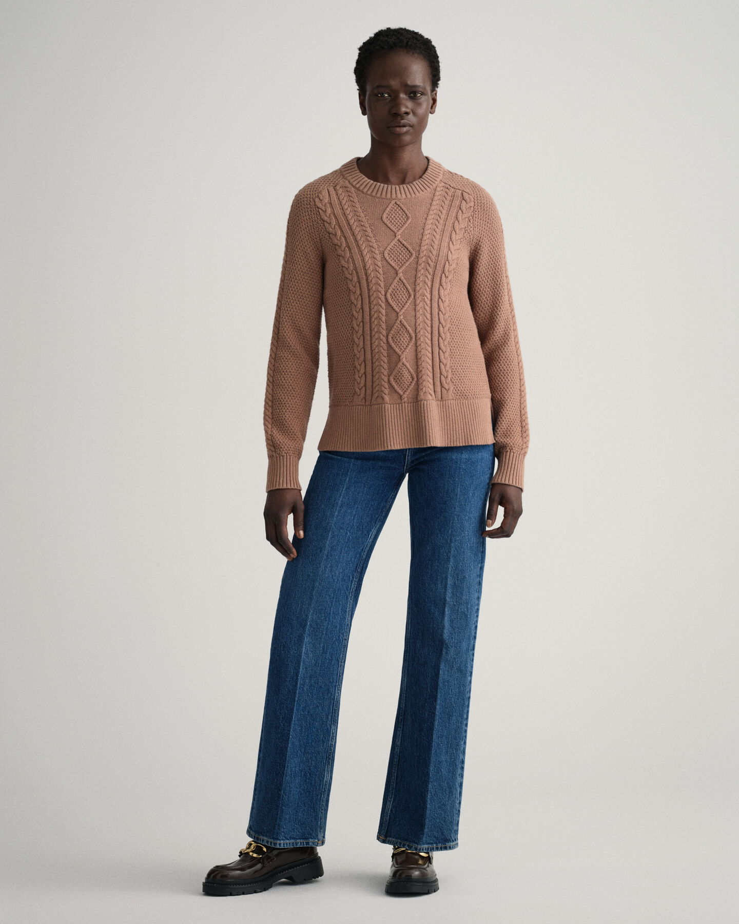 Rundhalspullover mit Zopfmuster