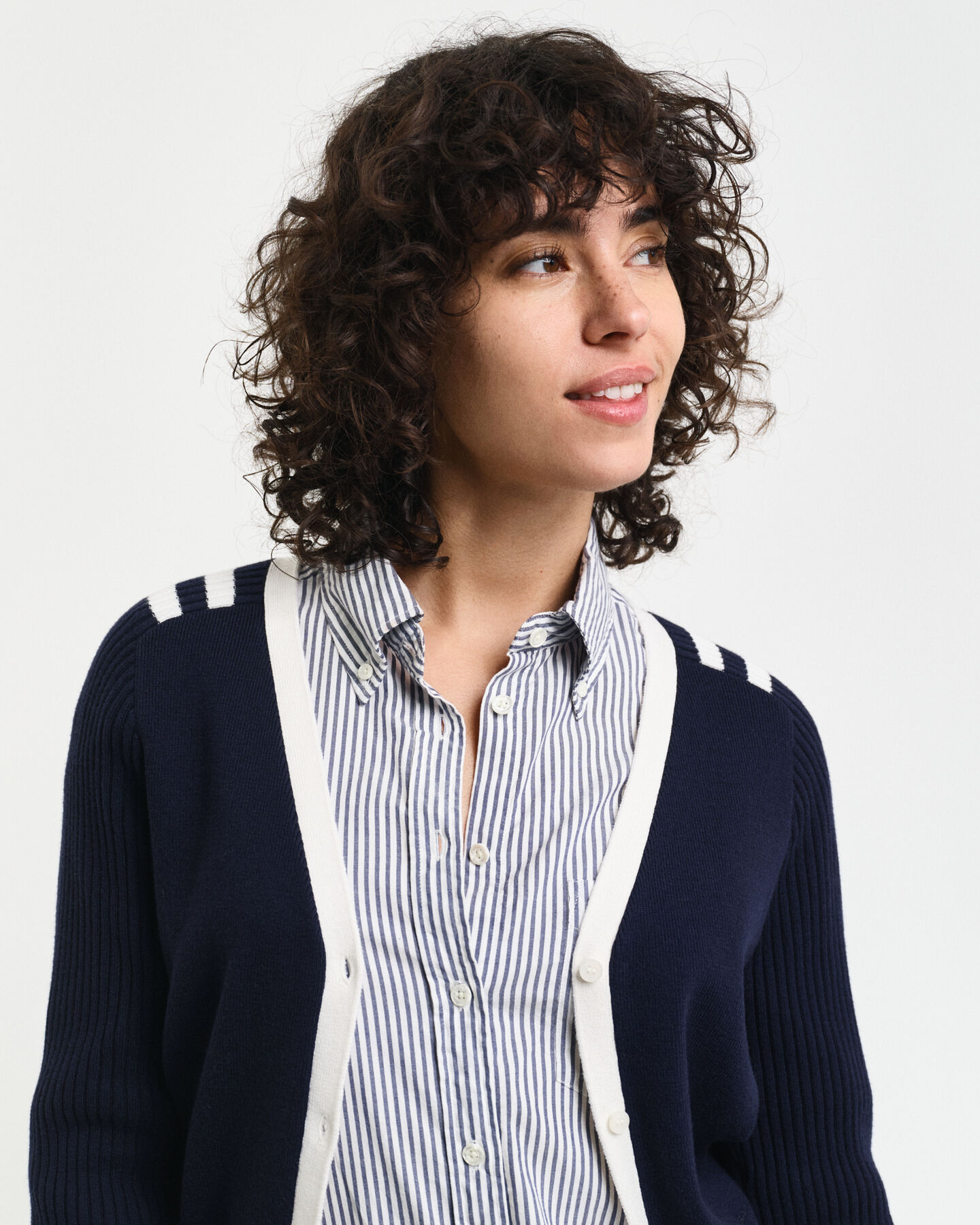 V-Neck Strickjacke mit Kontrastdetail