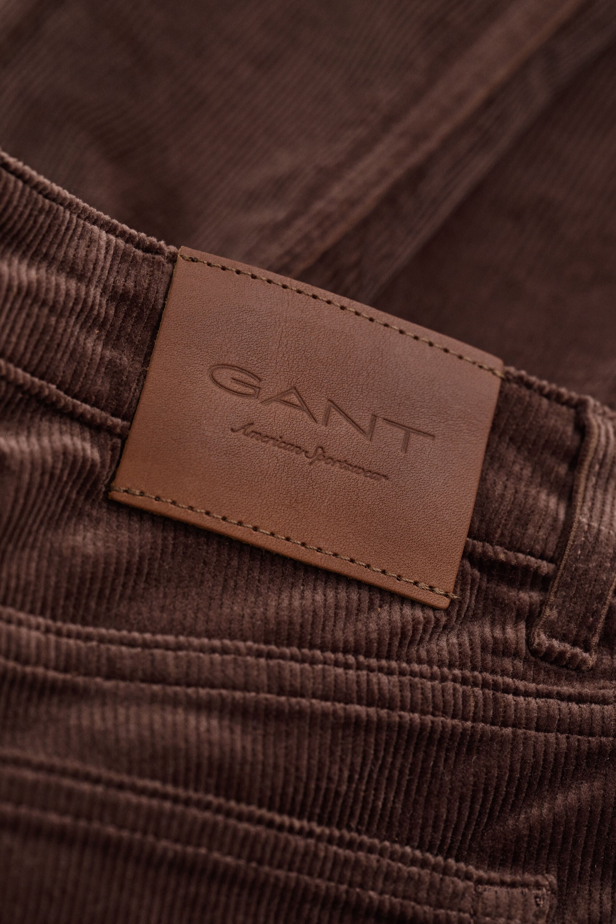 Cordjeans mit ausgestelltem Bein