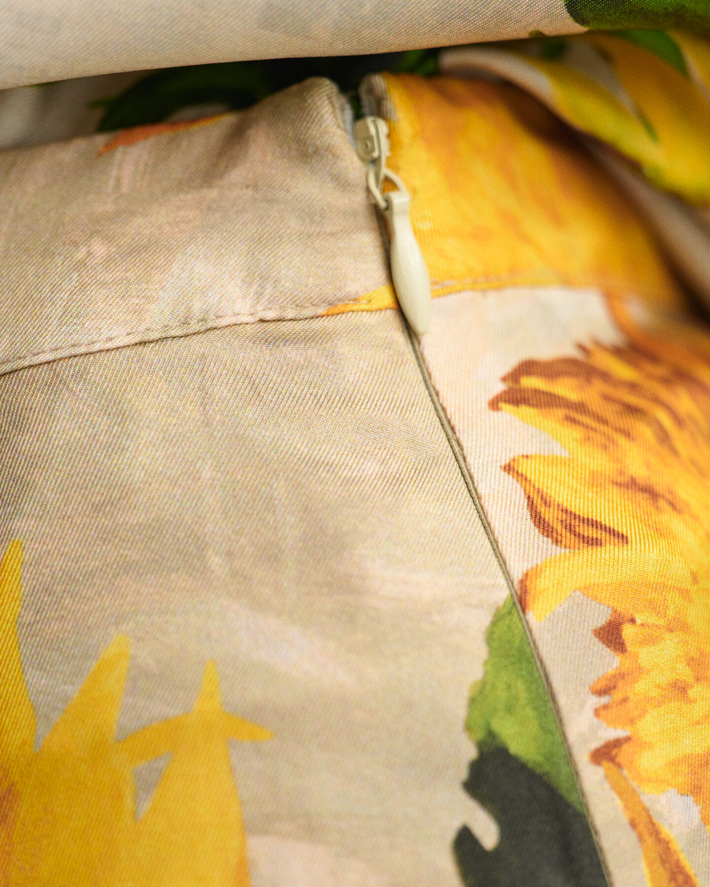 Weite Seidenhose mit Sonnenblumen-Print