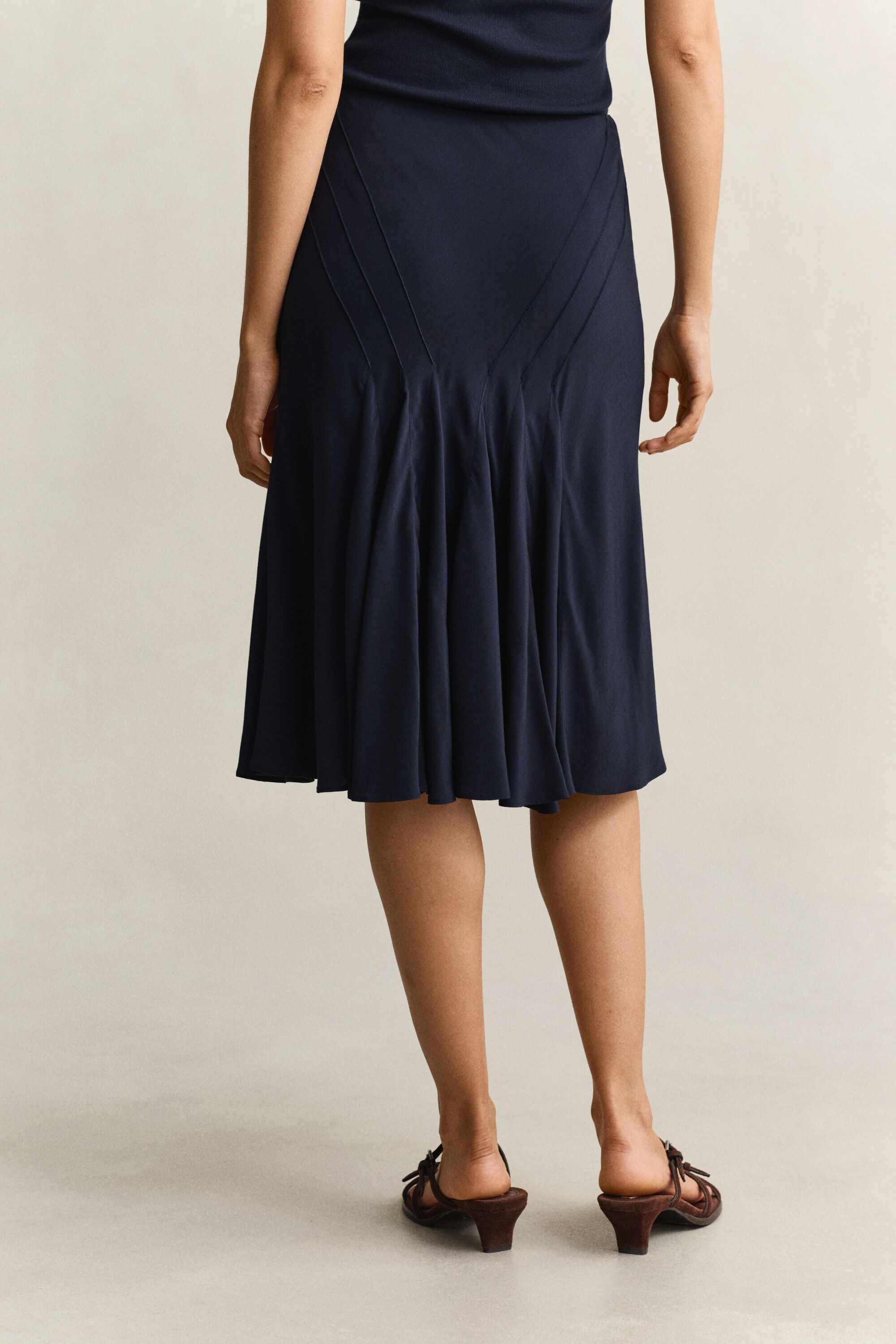 Ausgestellter schräg geschnittener Rock