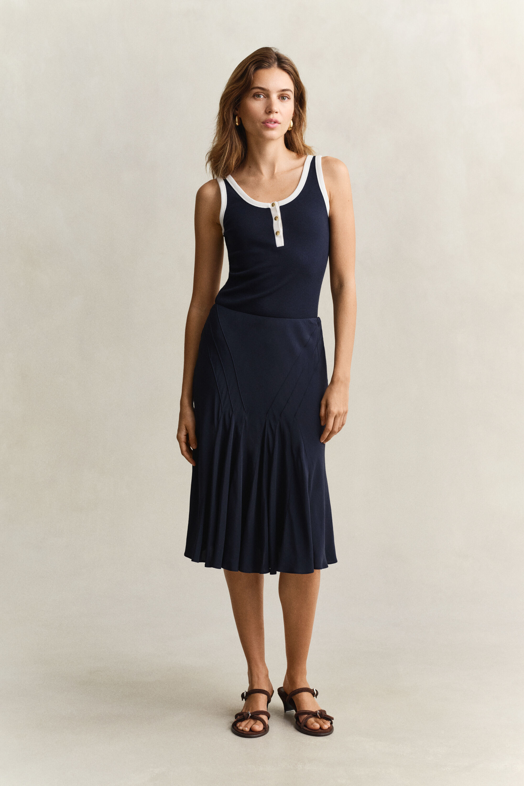 Ausgestellter schräg geschnittener Rock