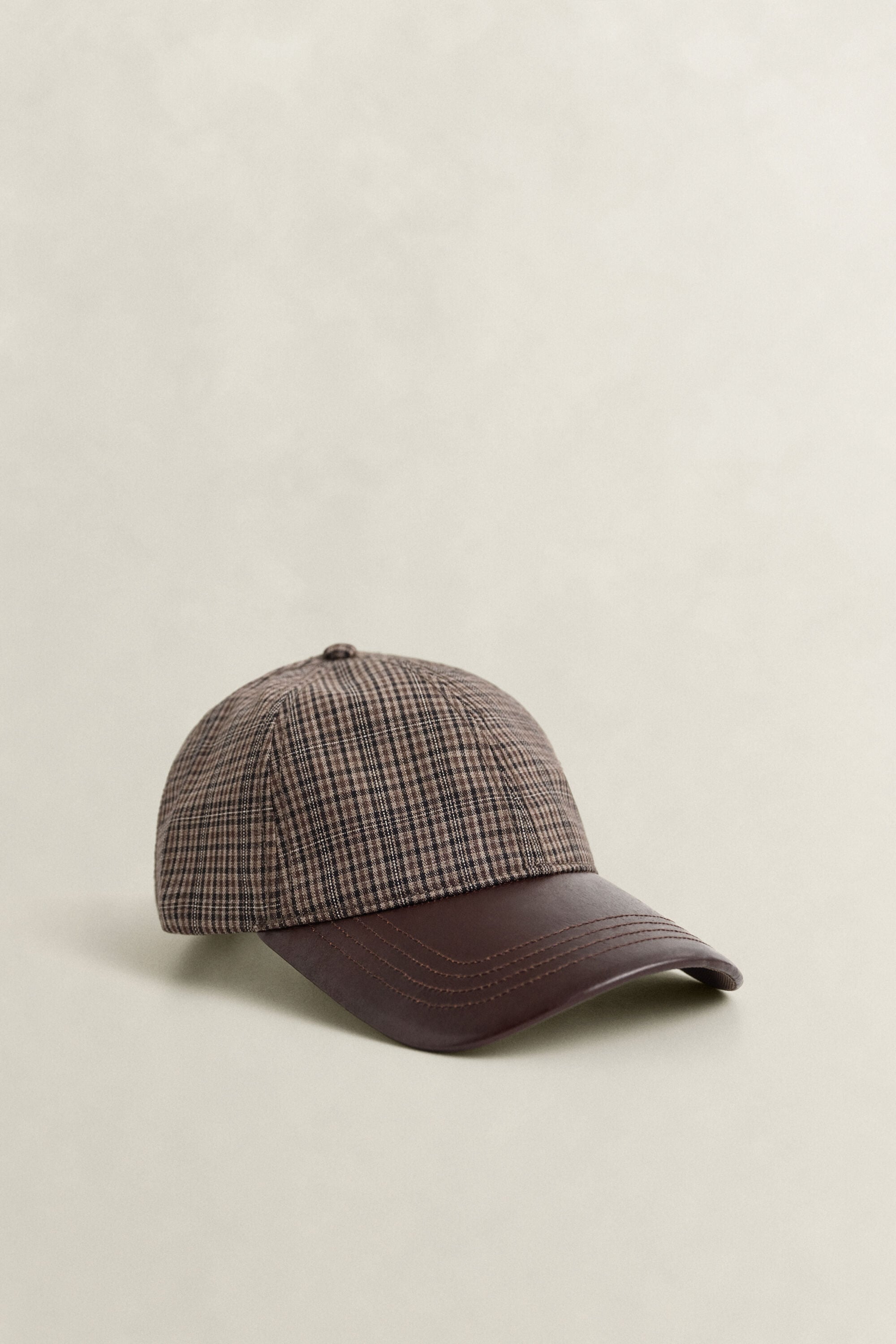 Kariertes Wollcap mit Lederschirm