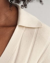 Rippstrickpullover mit offenem Kragen