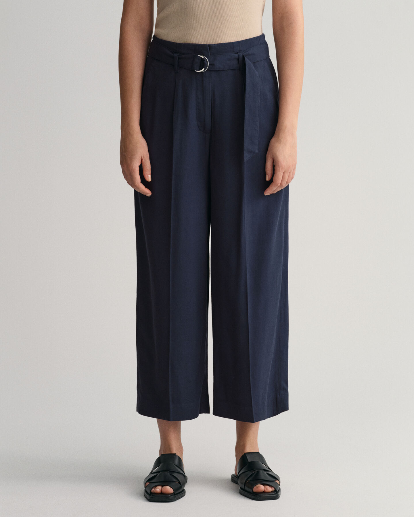 Verk&uuml;rzte Hose mit weitem Bein und G&uuml;rtel