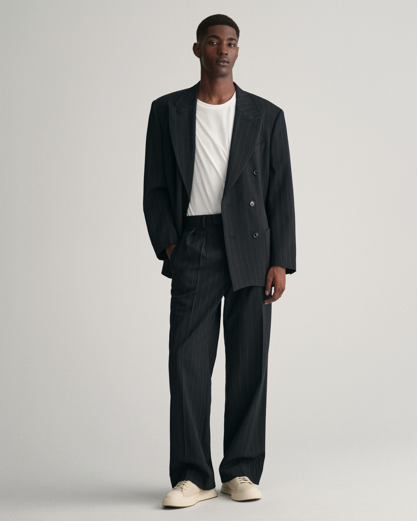 Anzughose mit Nadelstreifen und Bundfalten