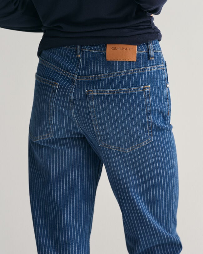 Verkürzte Jeans mit geradem Bein und Streifen