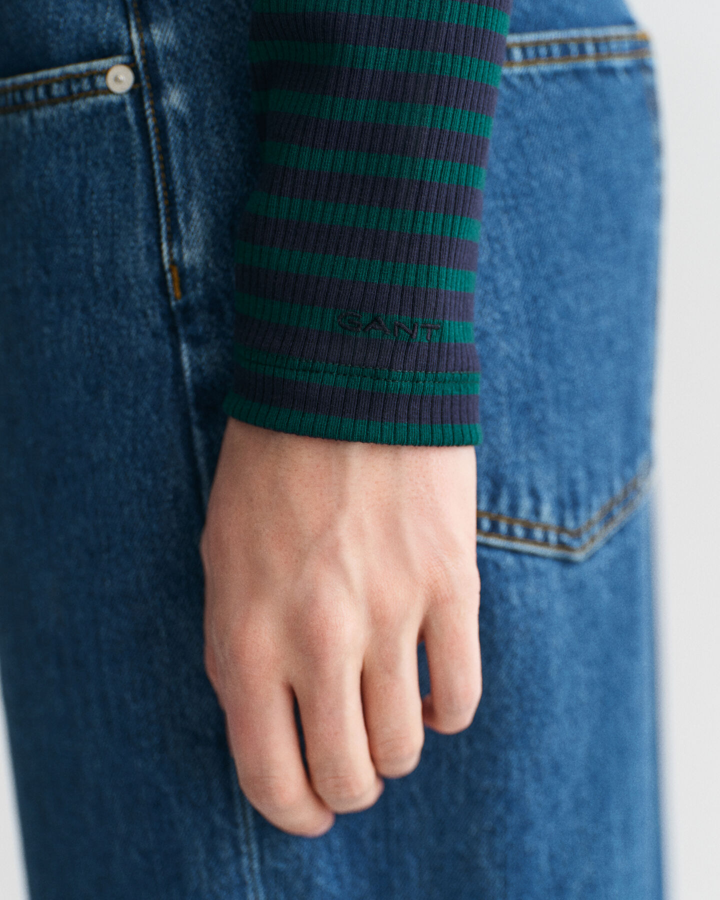 Geripptes Langarm-Rollkragenshirt mit Streifen