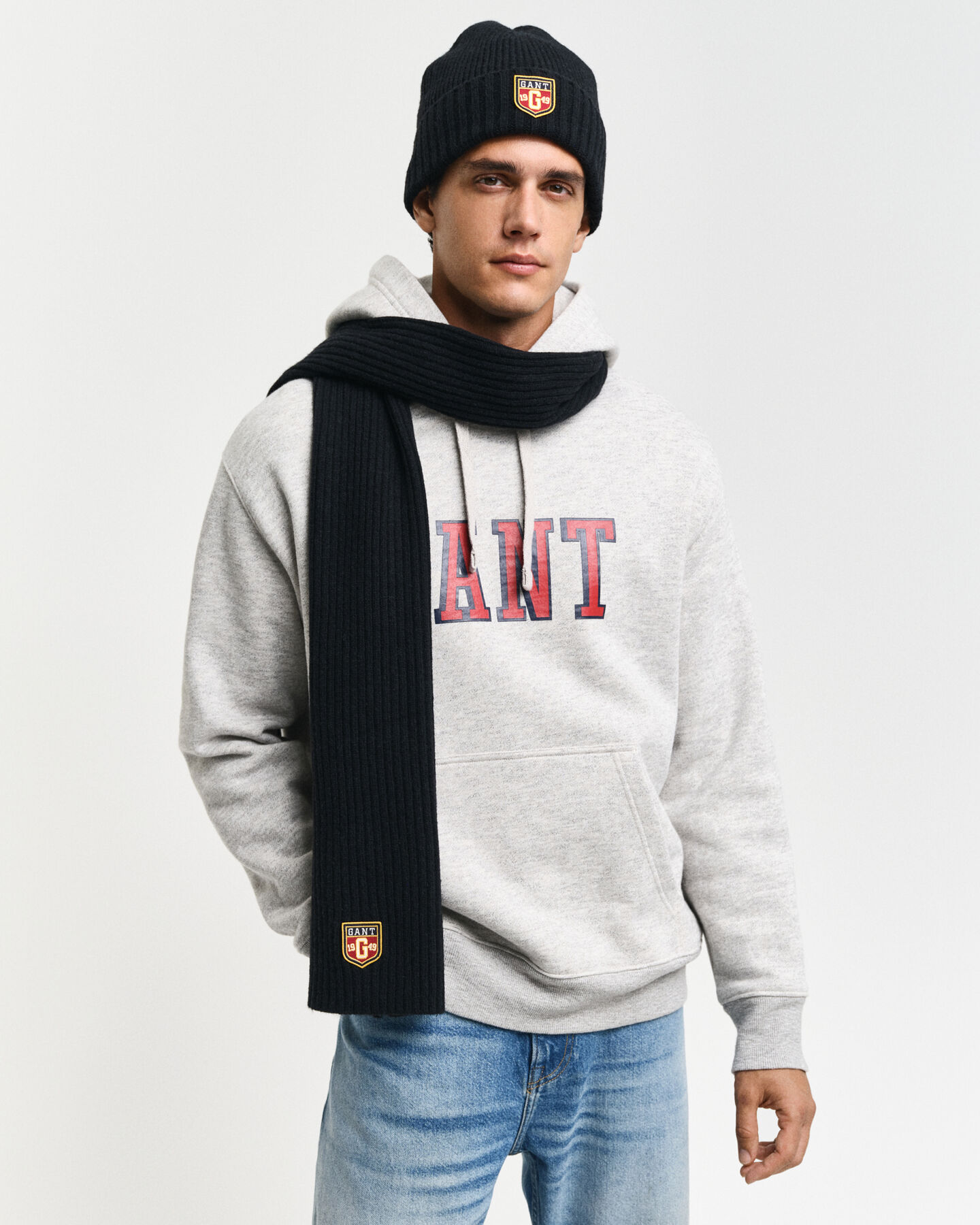 Badge Beanie und Schal aus Wolle im Geschenkset