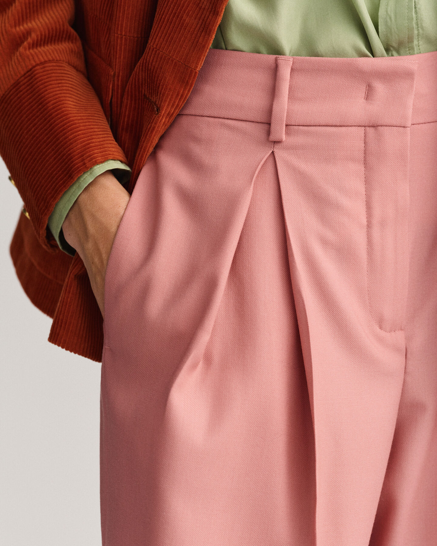 Hose mit Bundfalten und weitem Bein