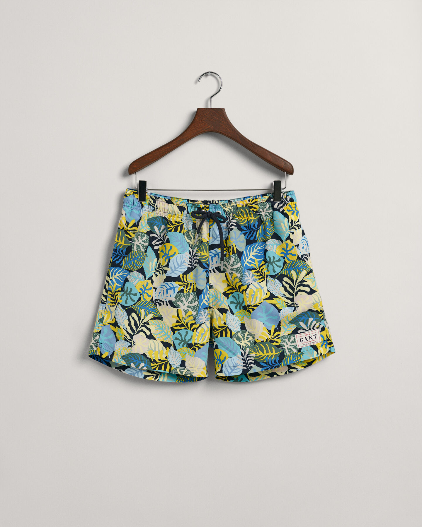 Classic Fit Badeshorts mit tropischem Print