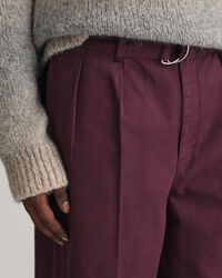 Chinohose mit Bundfalten und Gürtel