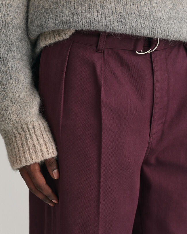 Chinohose mit Bundfalten und Gürtel