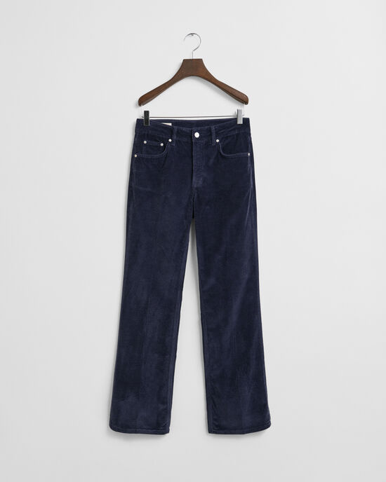 Cordjeans mit ausgestelltem Bein