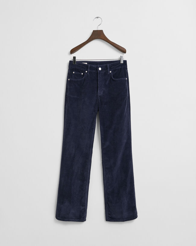 Cordjeans mit ausgestelltem Bein